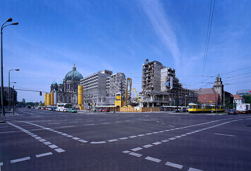 &copy; Helmut Kloth: Abri&szlig; - Domaquaree Berlin