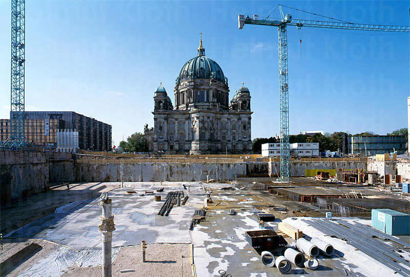 &copy; Helmut Kloth: Bodenplatte - Domaquaree Berlin