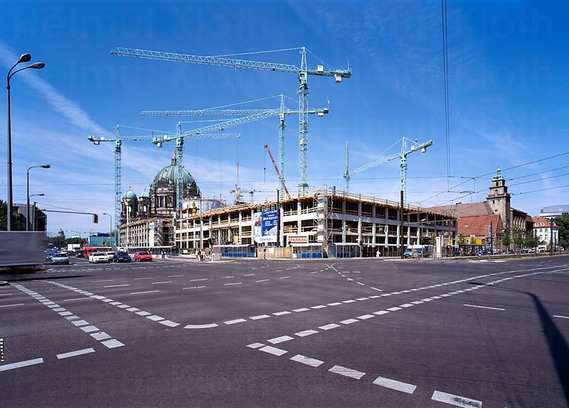 &copy; Helmut Kloth: Aufbau - Domaquaree Berlin