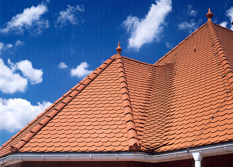 &copy; Helmut Kloth: Referenz Tondachziegel - Kehlenausbildung